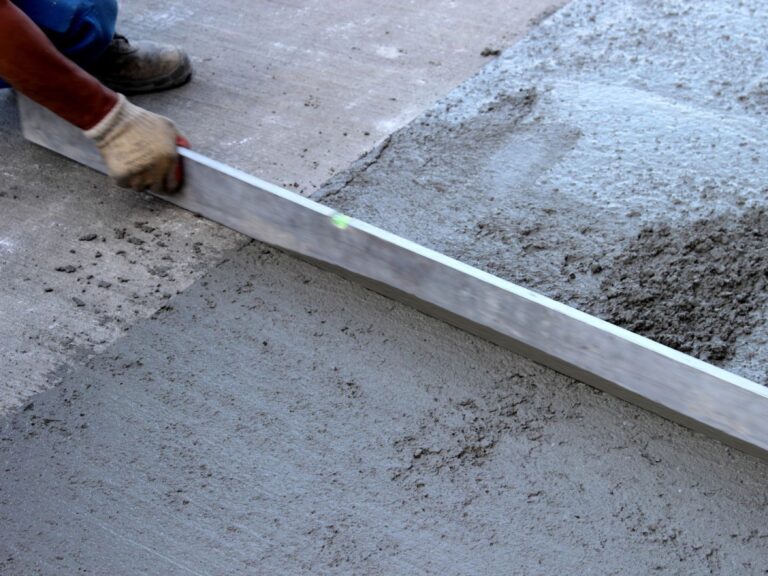 Levelling concrete screed with a straight edge