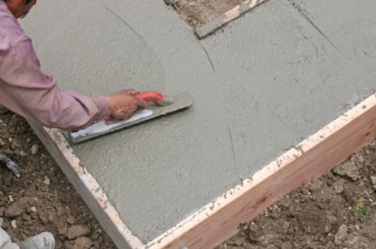 Trowelling concrete as it sets